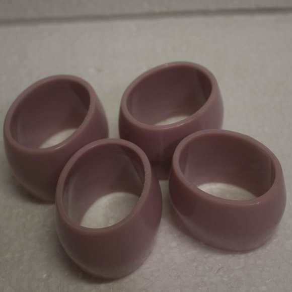 Other - Set of 4 Plastic Mauve Colored Napkin RIngs